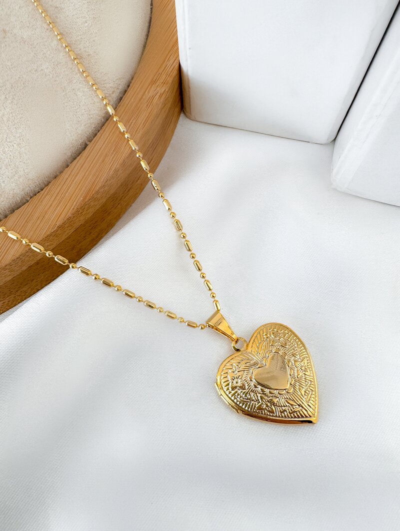 Colar Folheado a Ouro 18k Relicário Coração Trabalhado
