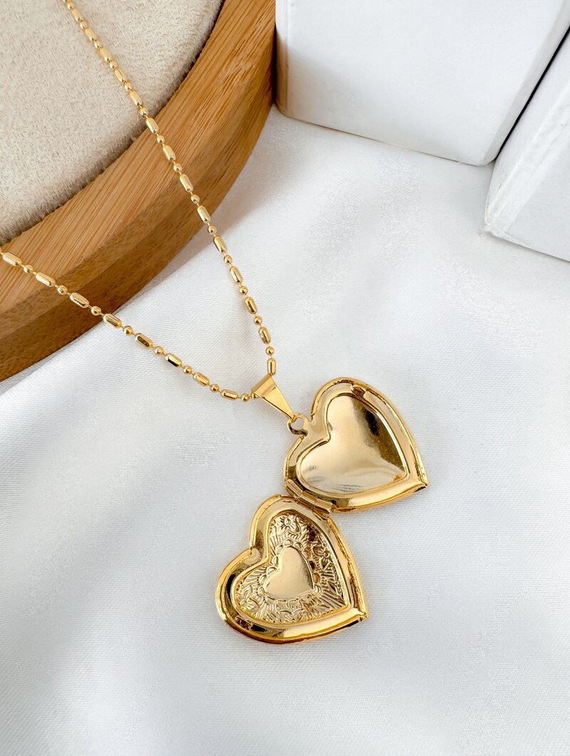 Colar Folheado a Ouro 18k Relicário Coração Trabalhado