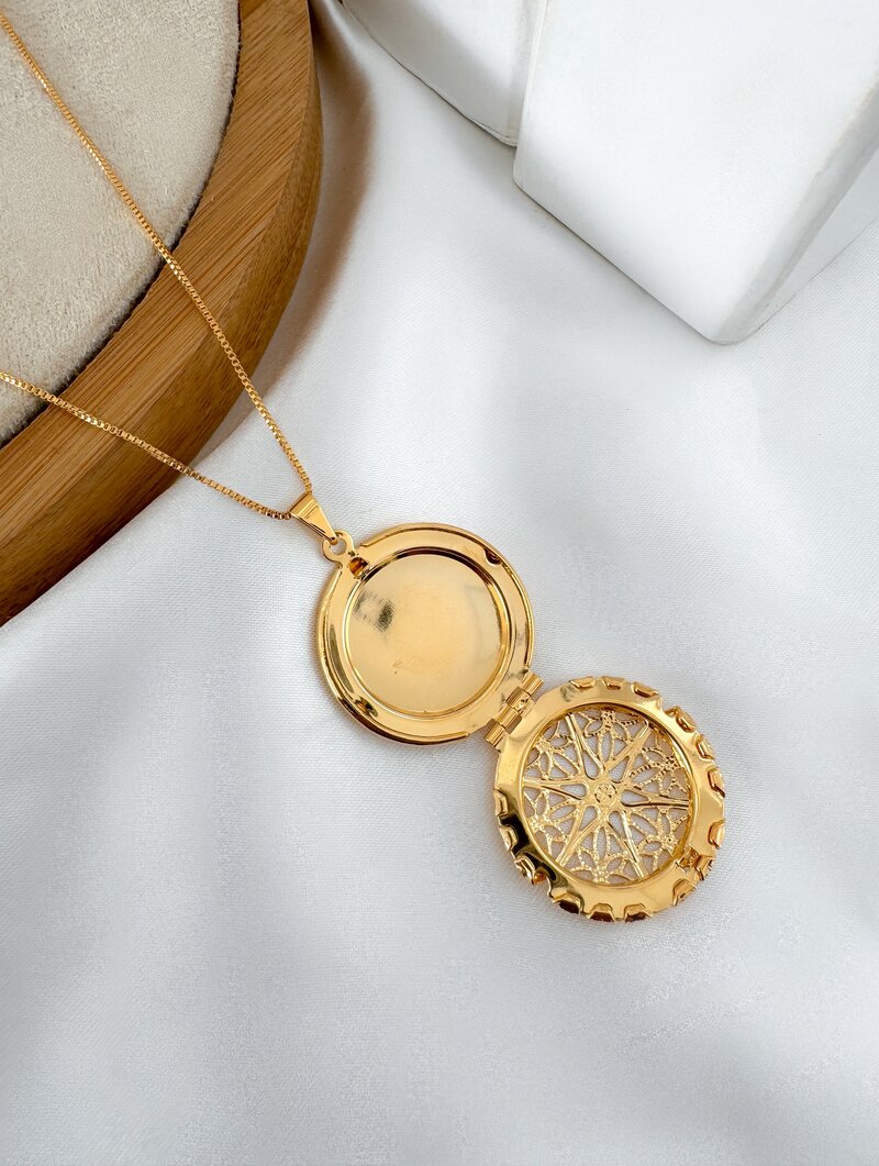 Colar Folheado a Ouro 18k Veneziana com Relicário Circulo Trabalhado