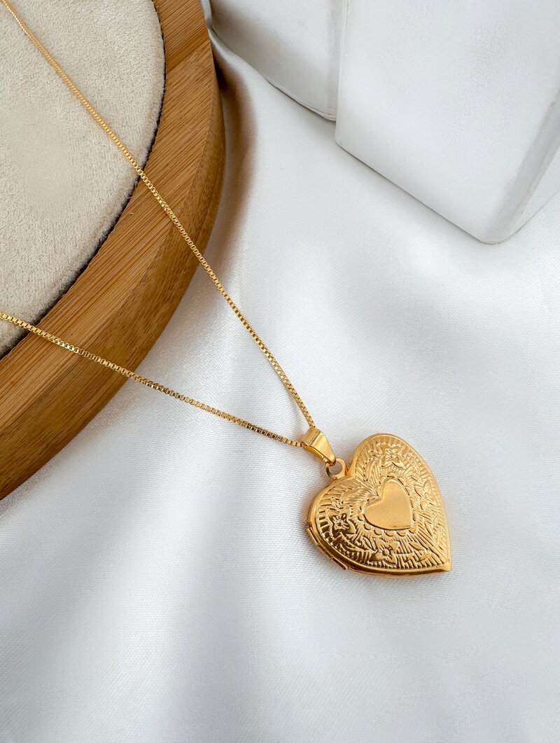 Colar Folheado a Ouro 18k Veneziana com Relicário Coração