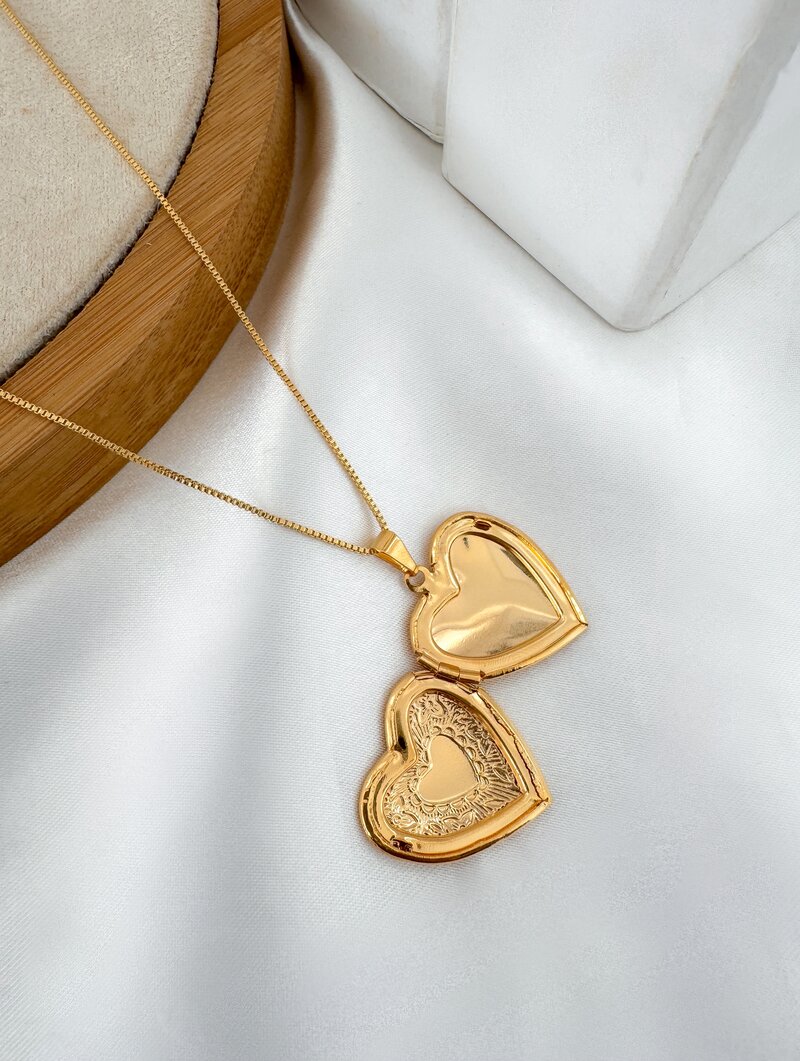 Colar Folheado a Ouro 18k Veneziana com Relicário Coração