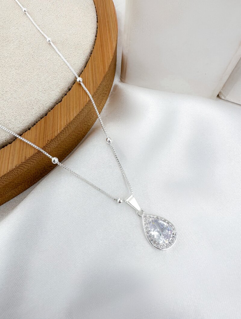 Colar Folheado a Prata 925 Com Pingente Gota de Zircônia com Borda Cravejada