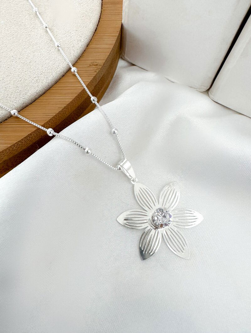 Colar Folheado a Prata 925 Cordão Fino com Flor Trabalhada