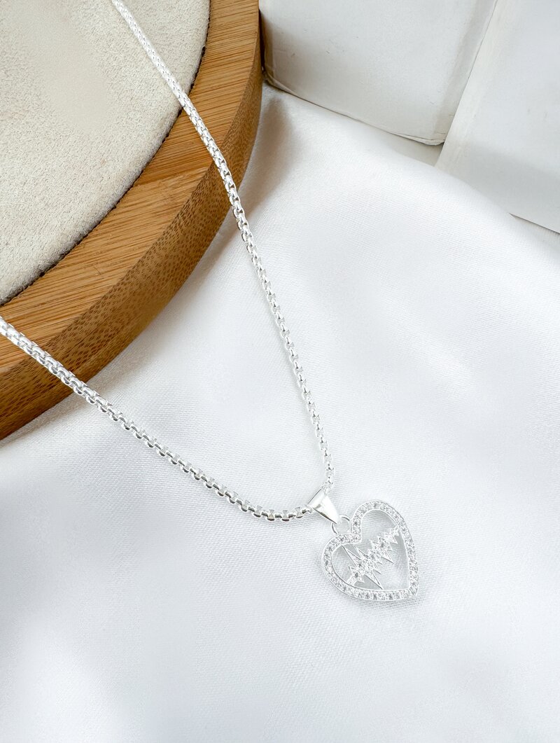 Colar Folheado a Prata 925 Corrente Fina com Coração Batimentos