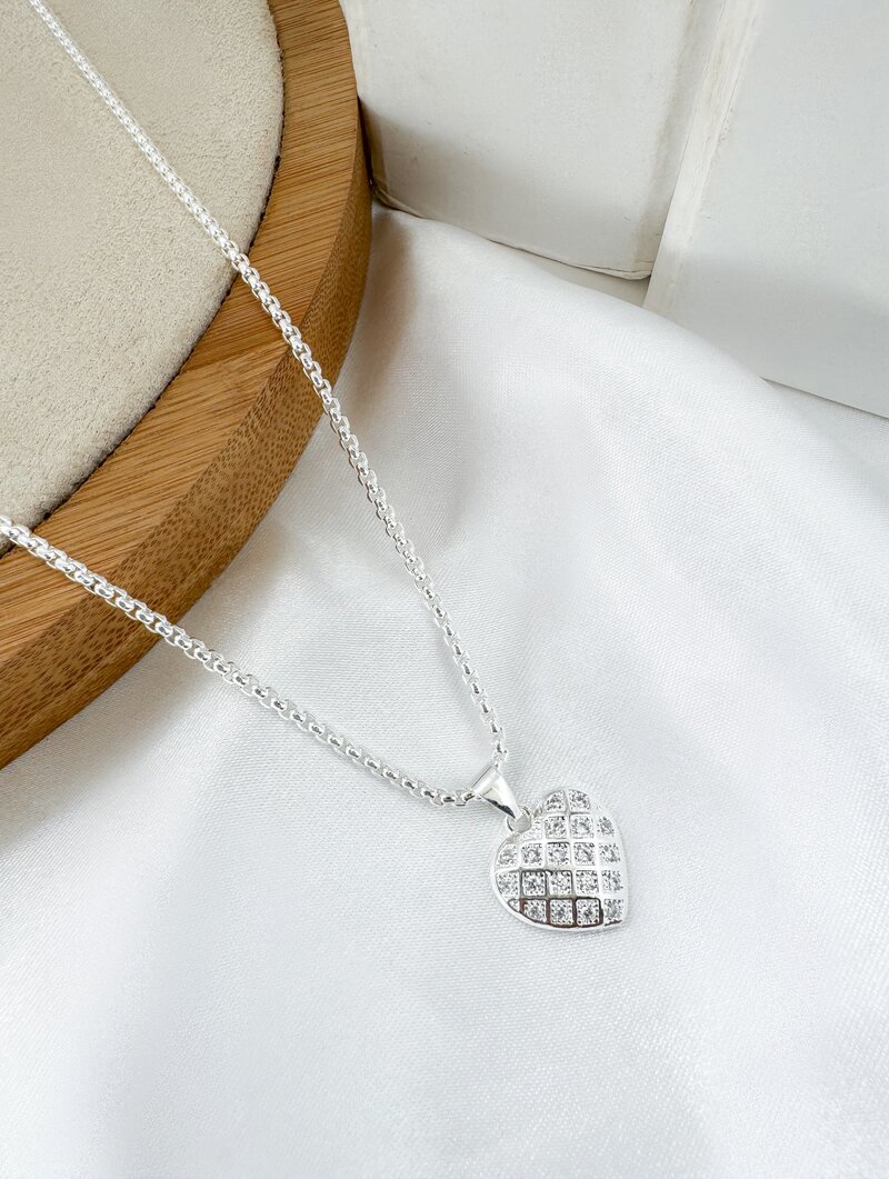 Colar Folheado a Prata 925 Corrente Quadrada Fina com Coração Trabalhado