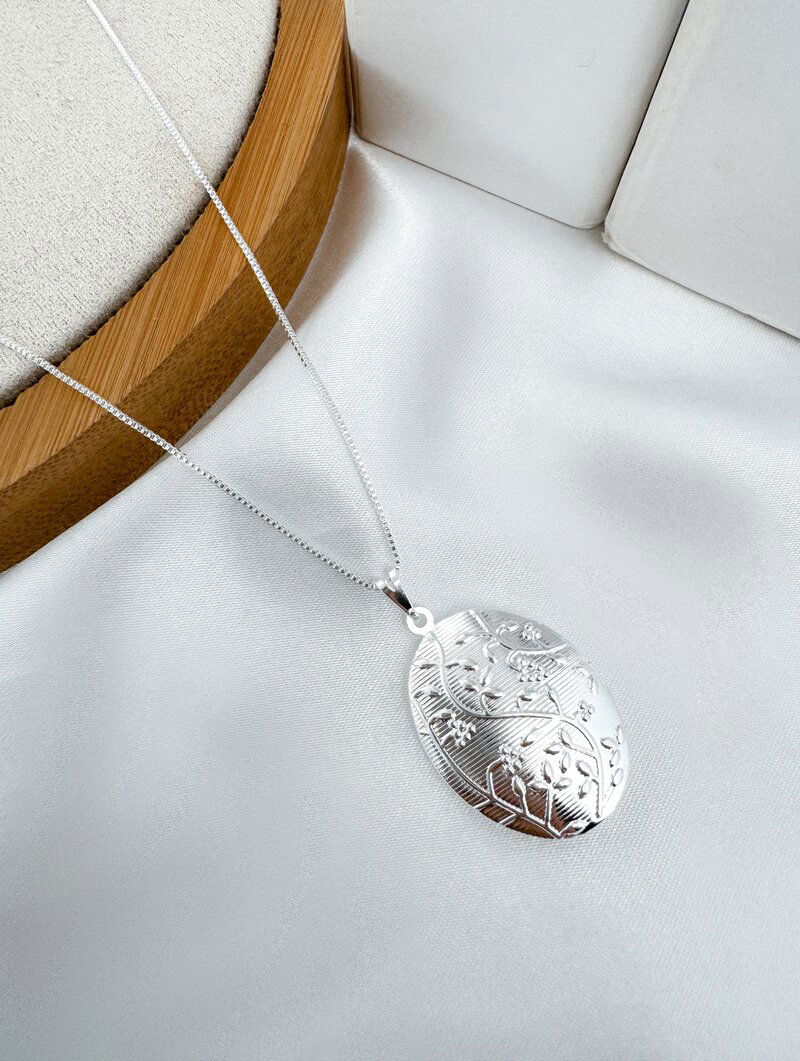 Colar Folheado a Prata 925 Relicãrio Trabalhado