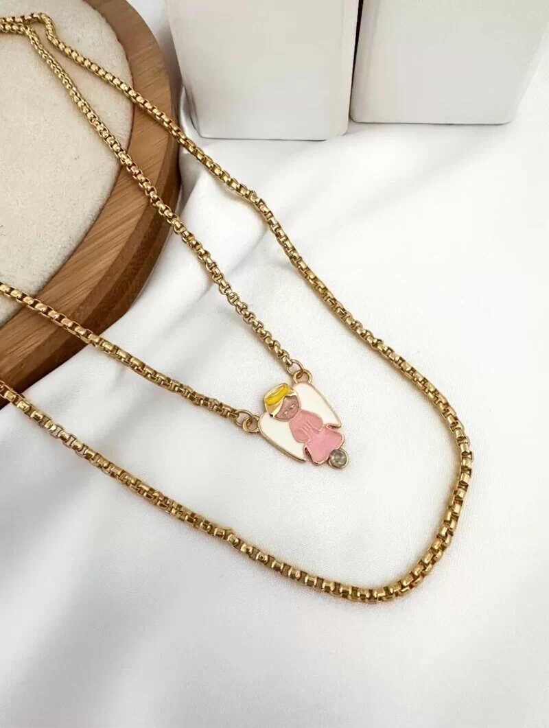 Colar groumet dois fios folheado a ouro com pingente de anjo madre perola