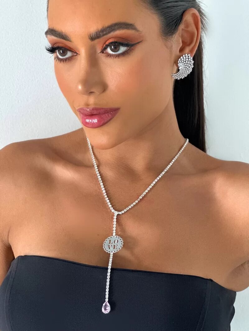 Colar lariat de zircônias com medalha love e gota cristal.
