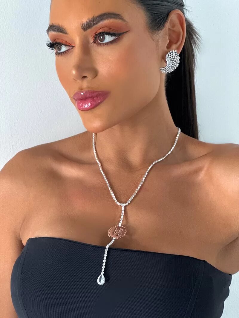 Colar lariat de zircônias com medalha love e gota cristal.