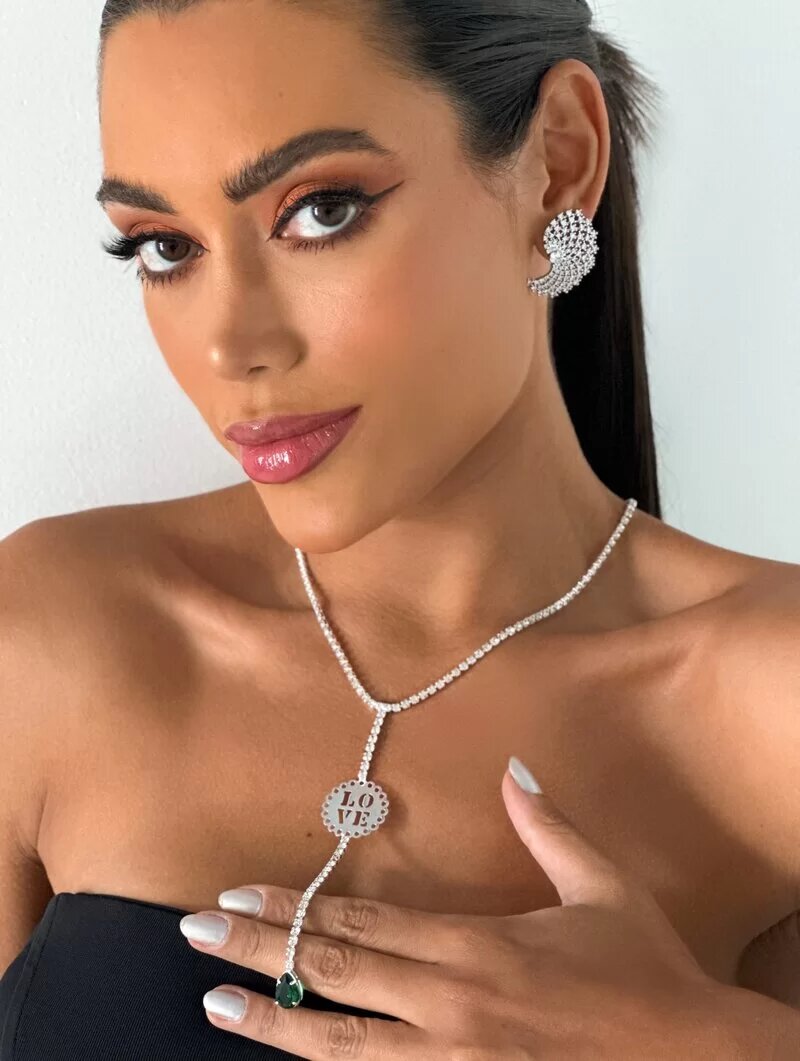 Colar lariat de zircônias com medalha love e gota cristal.