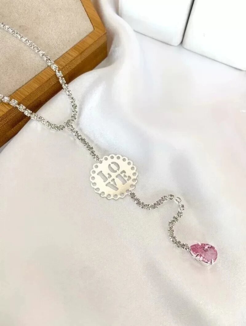 Colar lariat de zircônias com medalha love e gota cristal.