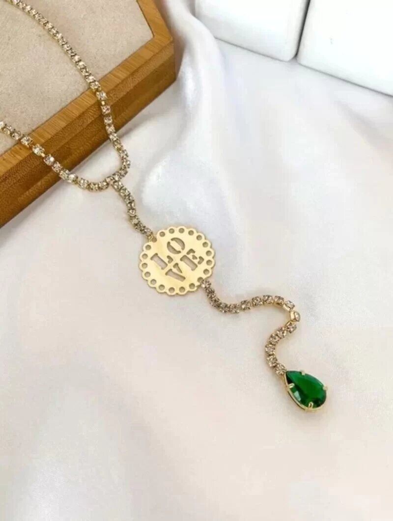 Colar lariat de zircônias com medalha love e gota cristal.