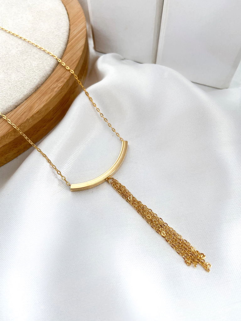 Colar lariat folheado a ouro com franjas.