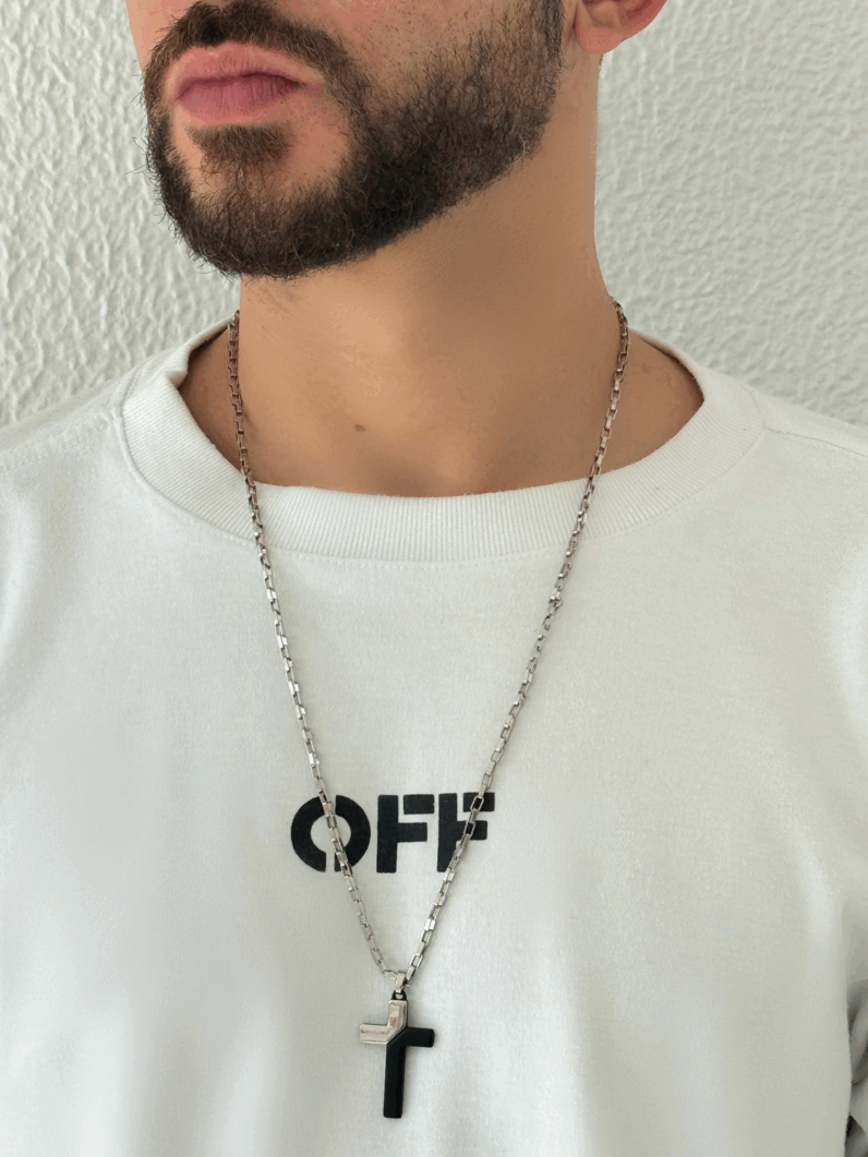 Colar Masculino Semi Joia Elo Cartier com pingente de crucifixo Detalhe Preto.