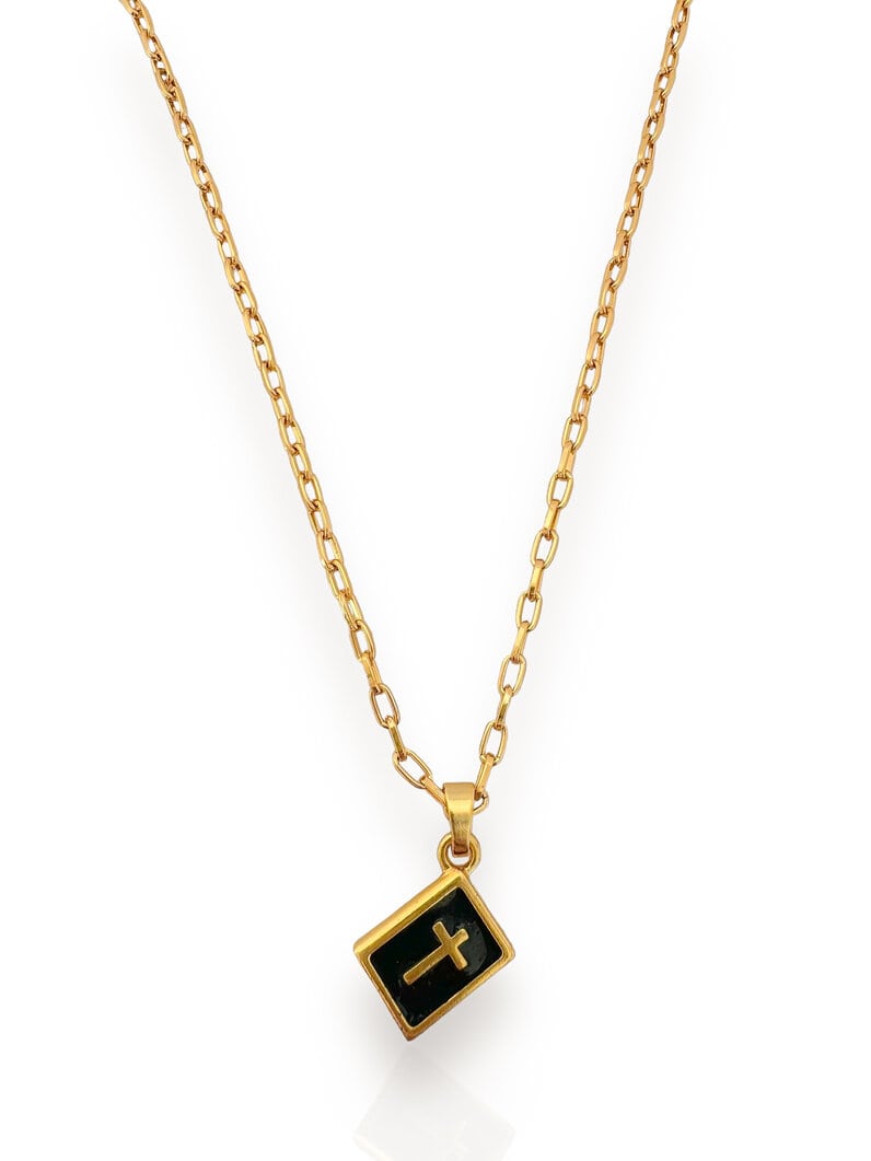 COLAR MASCULINO SEMI JOIA PLACA RESINADA PRETA COM CRUCIFIXO.