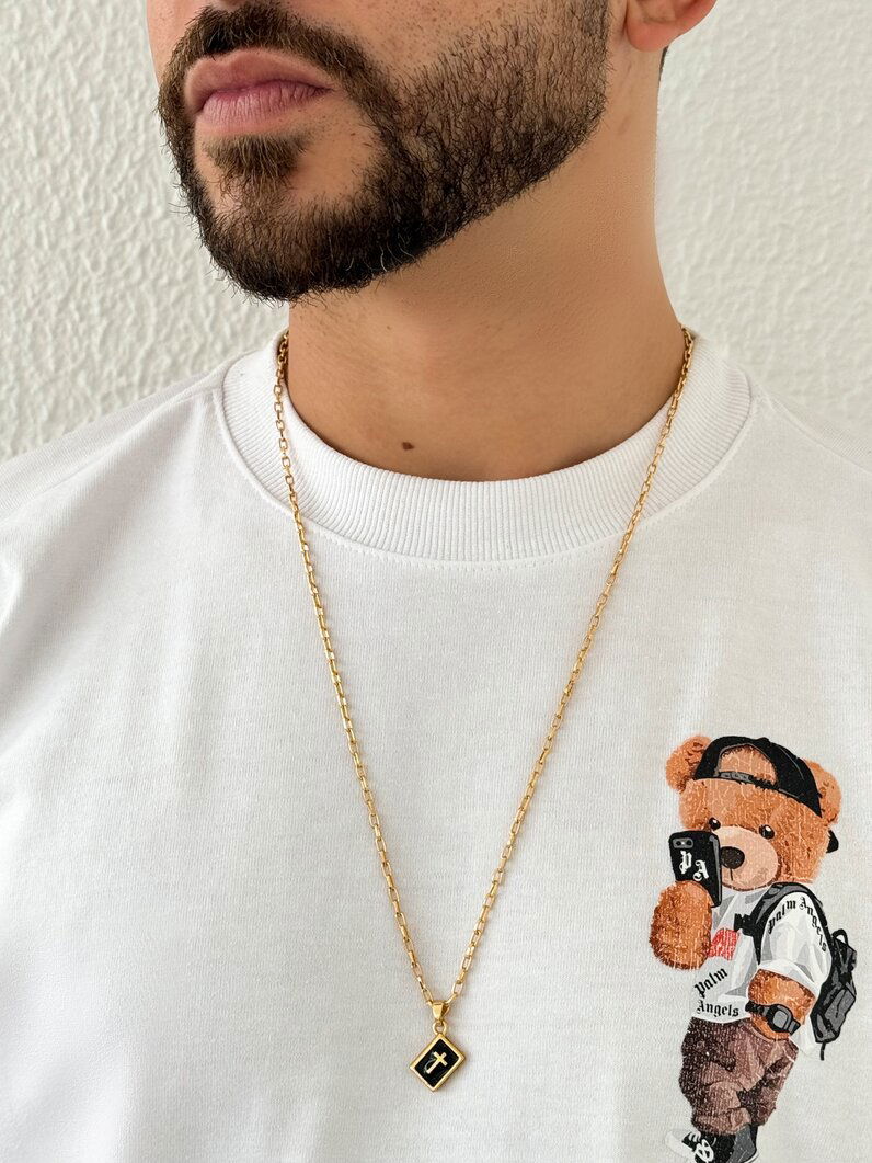 COLAR MASCULINO SEMI JOIA PLACA RESINADA PRETA COM CRUCIFIXO.