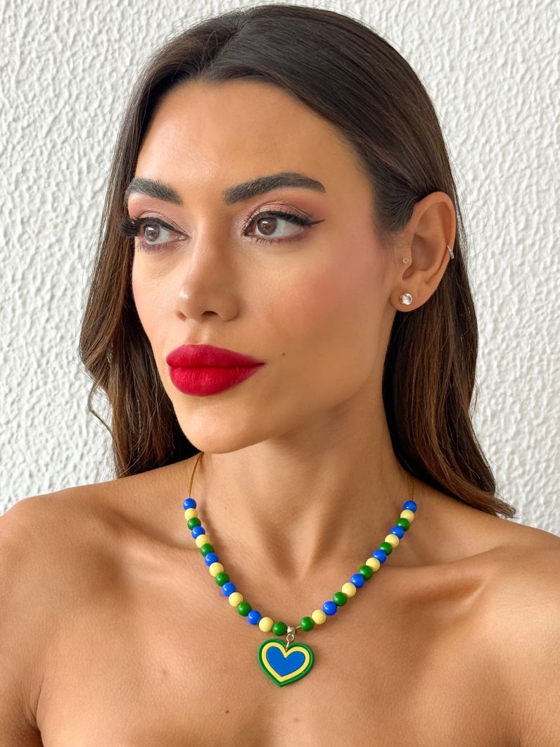 Colar Missangas Coloridas e Pingente Coração do Brasil