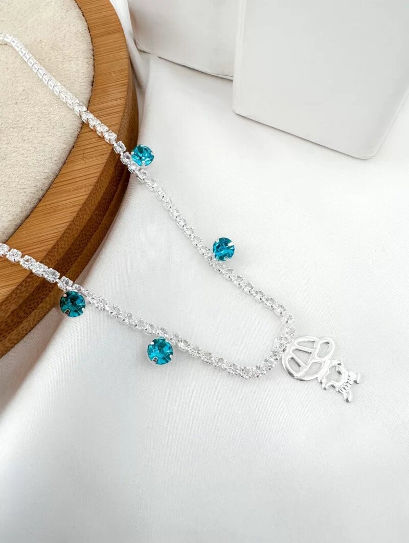 Colar pingente menino com cristais azuis e zircônias folheado em ouro 18k e prata 925