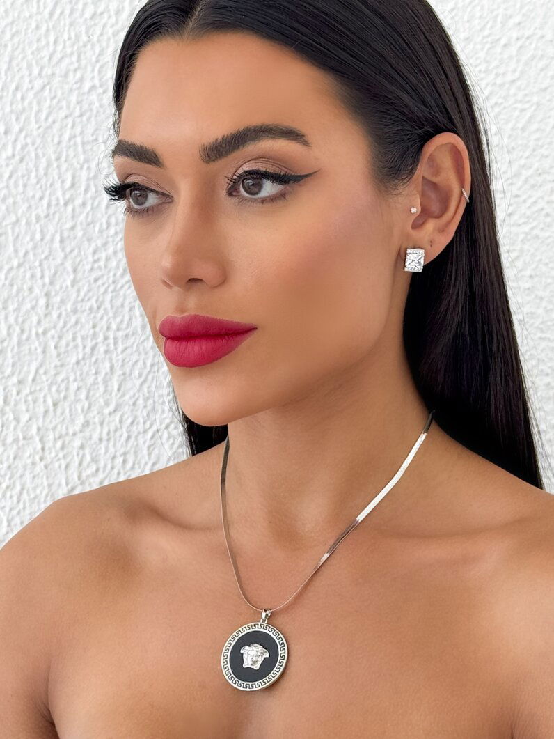 Colar Folheado a Ouro 18K Com Fita Laminada Inspiração VERSA. Com Resina