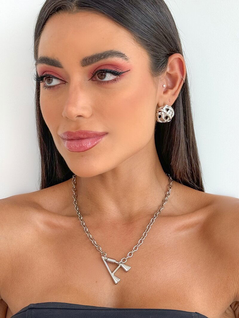 Colar Semi Joia Inicial Ouro e niquel com fecho frontal