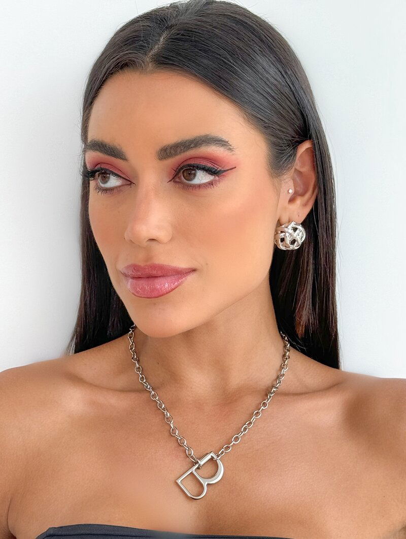 Colar Semi Joia Inicial Ouro e niquel com fecho frontal
