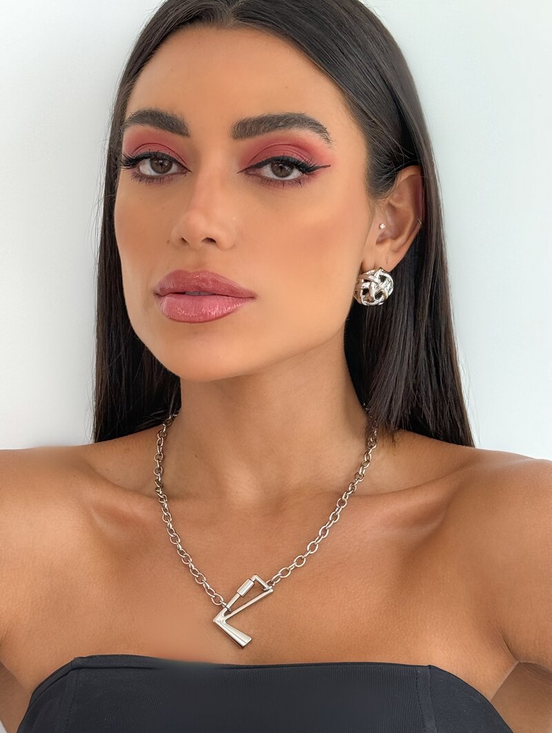Colar Semi Joia Inicial Ouro e niquel com fecho frontal
