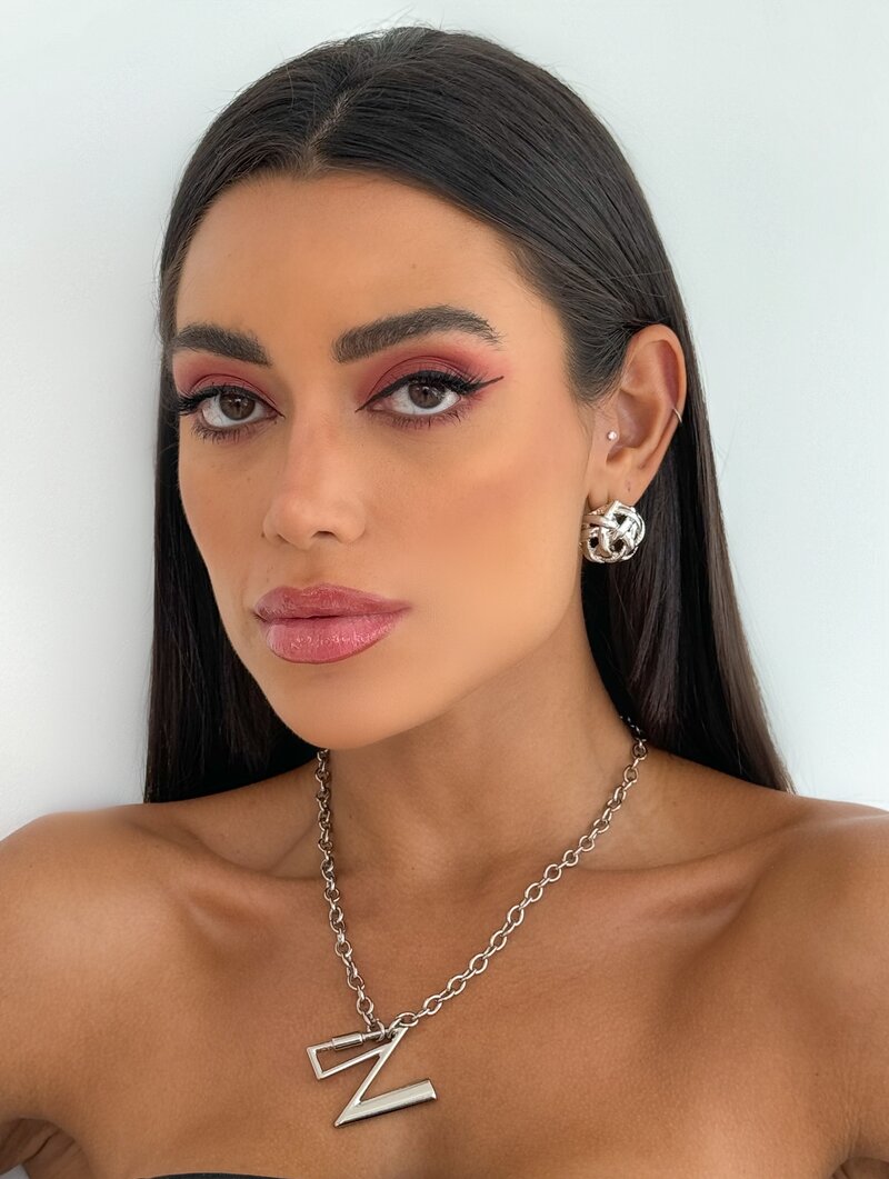 Colar Semi Joia Inicial Ouro e niquel com fecho frontal