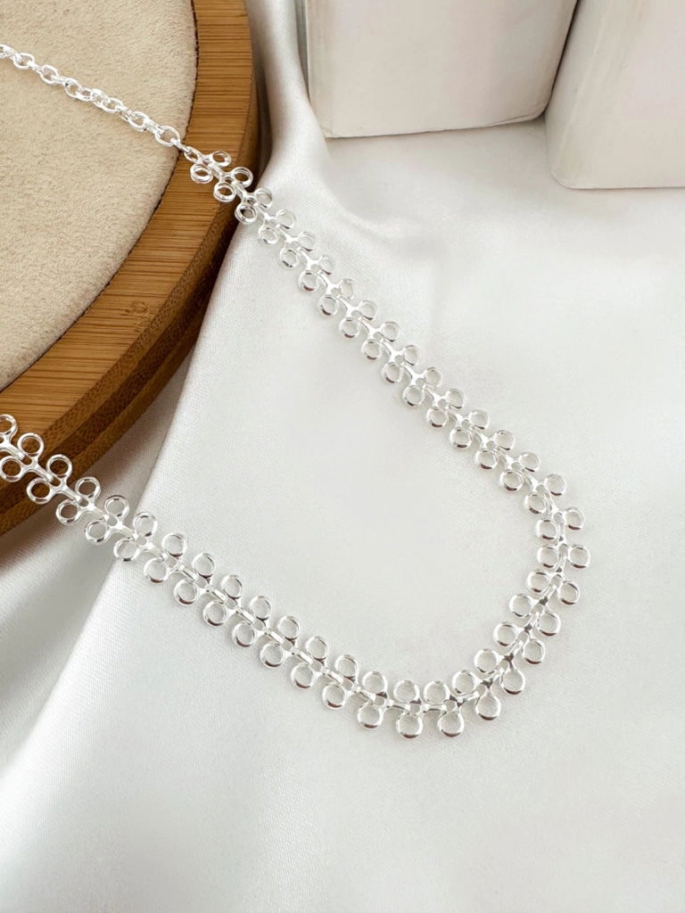 Colar trabalhado folheado a ouro 18k e prata 925.