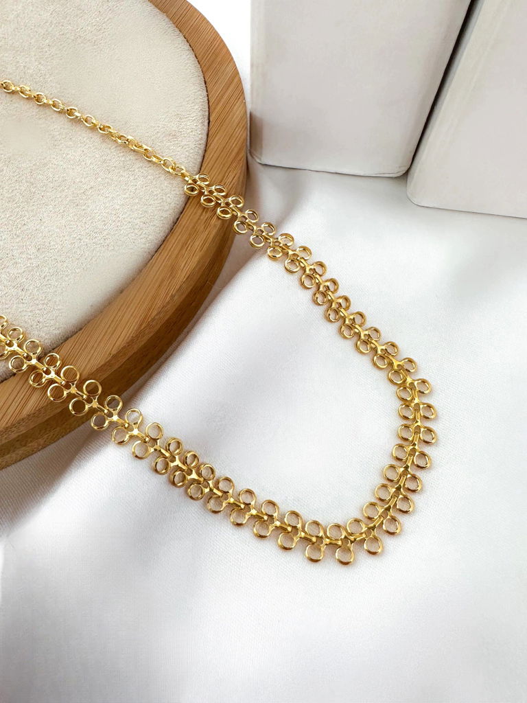 Colar trabalhado folheado a ouro 18k e prata 925.