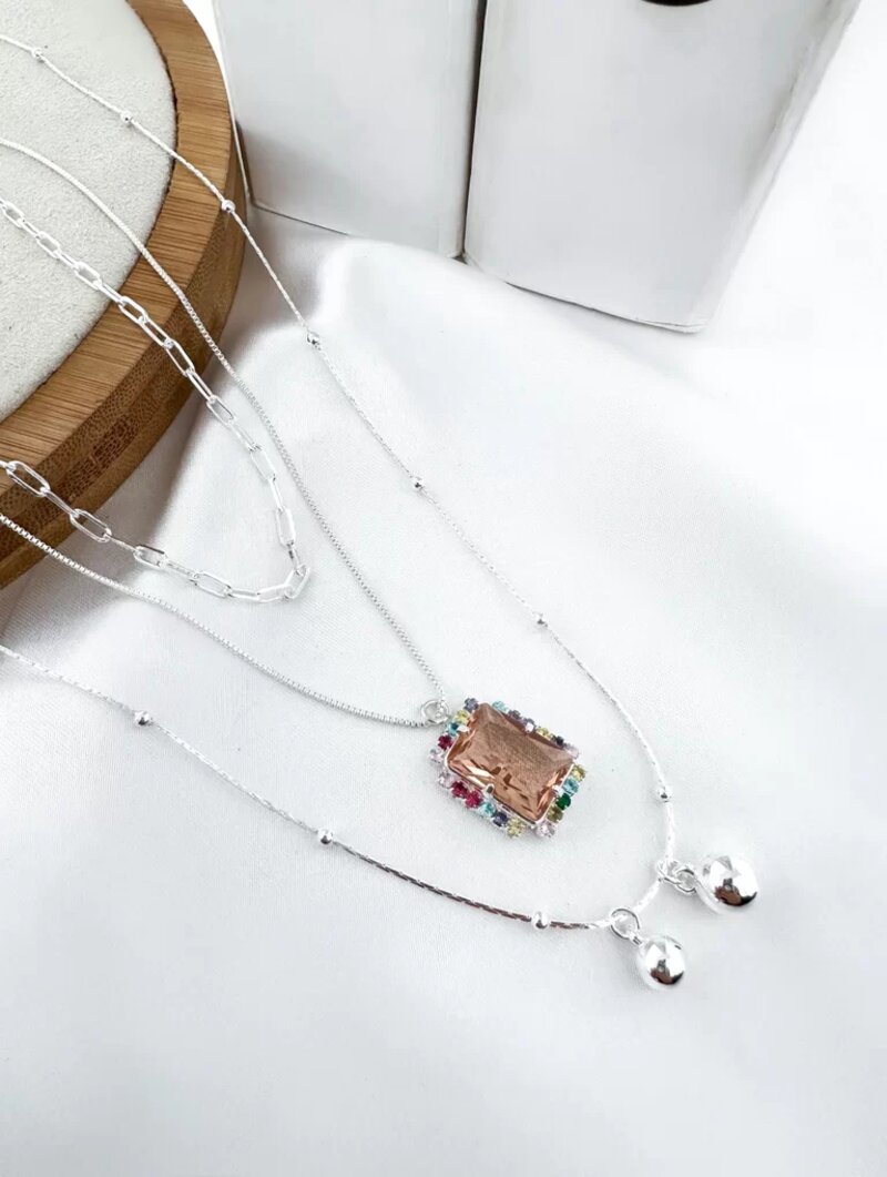 Colar três fios elo, bolinhas, e cristal com bordas em micro zircônias.