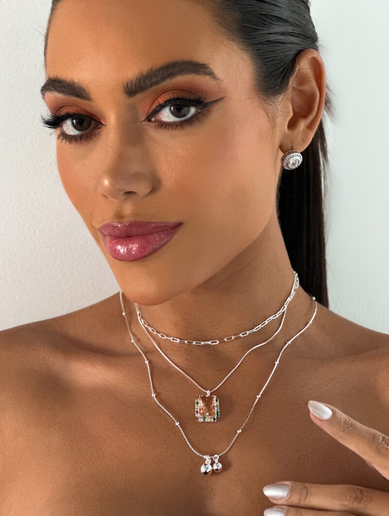 Colar três fios elo, bolinhas, e cristal com bordas em micro zircônias.