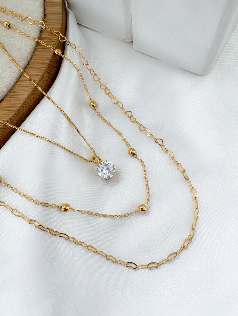 Colar Três Fios Folheado a Ouro 18k Corações e Zircônia