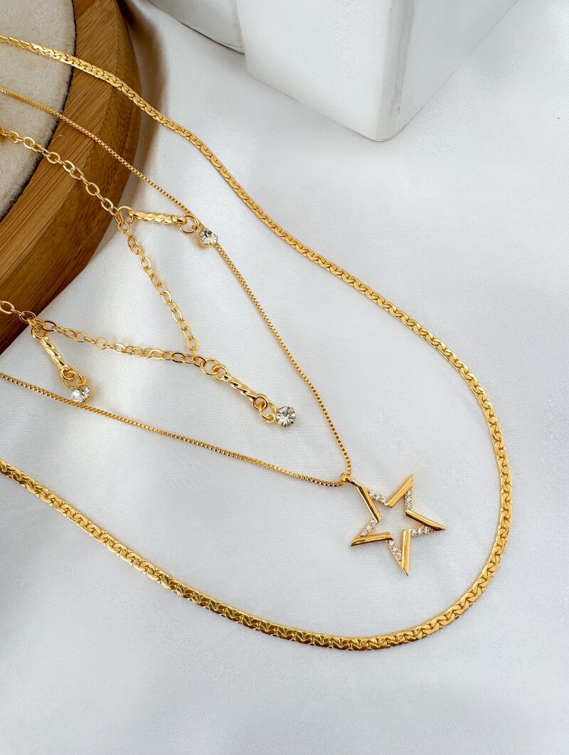 Colar Triplo Folheado a Ouro 18k com Estrela e Pontos de Luz