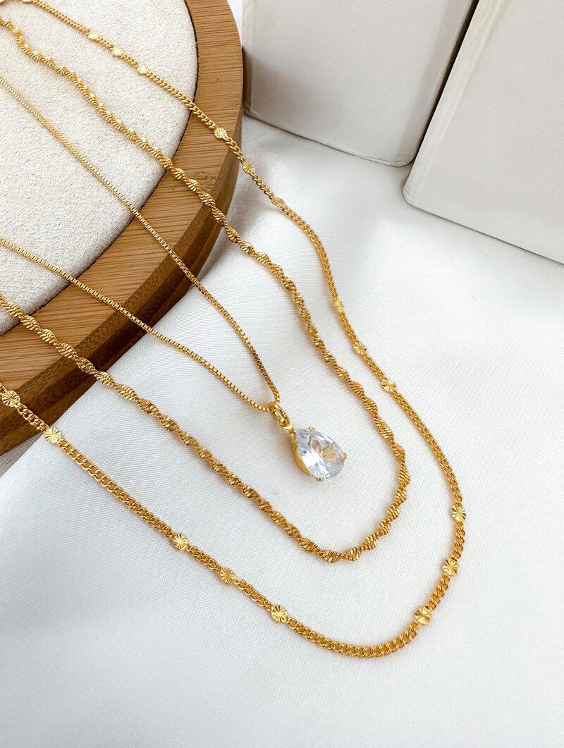 Colar Triplo Folheado a Ouro 18k Cordão Torcido com Gota de Zircônia