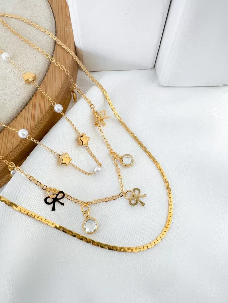 Colar Triplo Folheado a Ouro 18k Corrente Fina com Estrelas, Pérolas, Zircônias e Laços