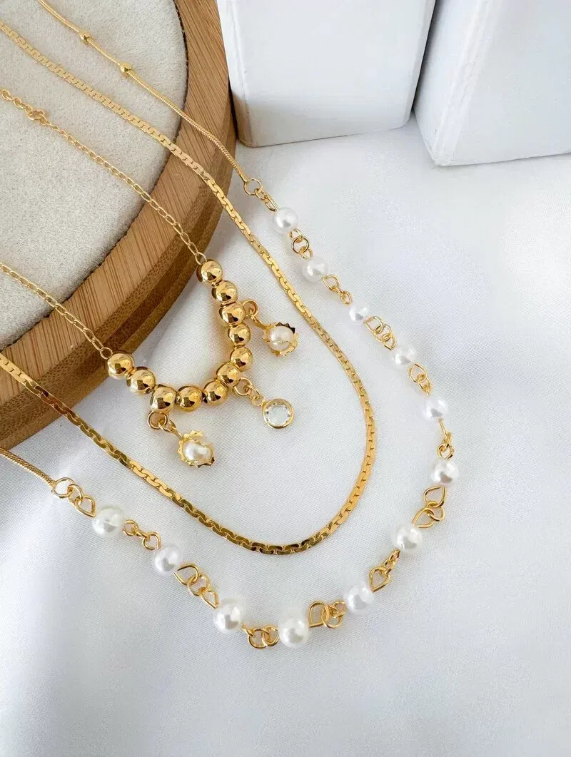 Colar Triplo Folheado a Ouro 18k Esferas Lisas e Pérolas