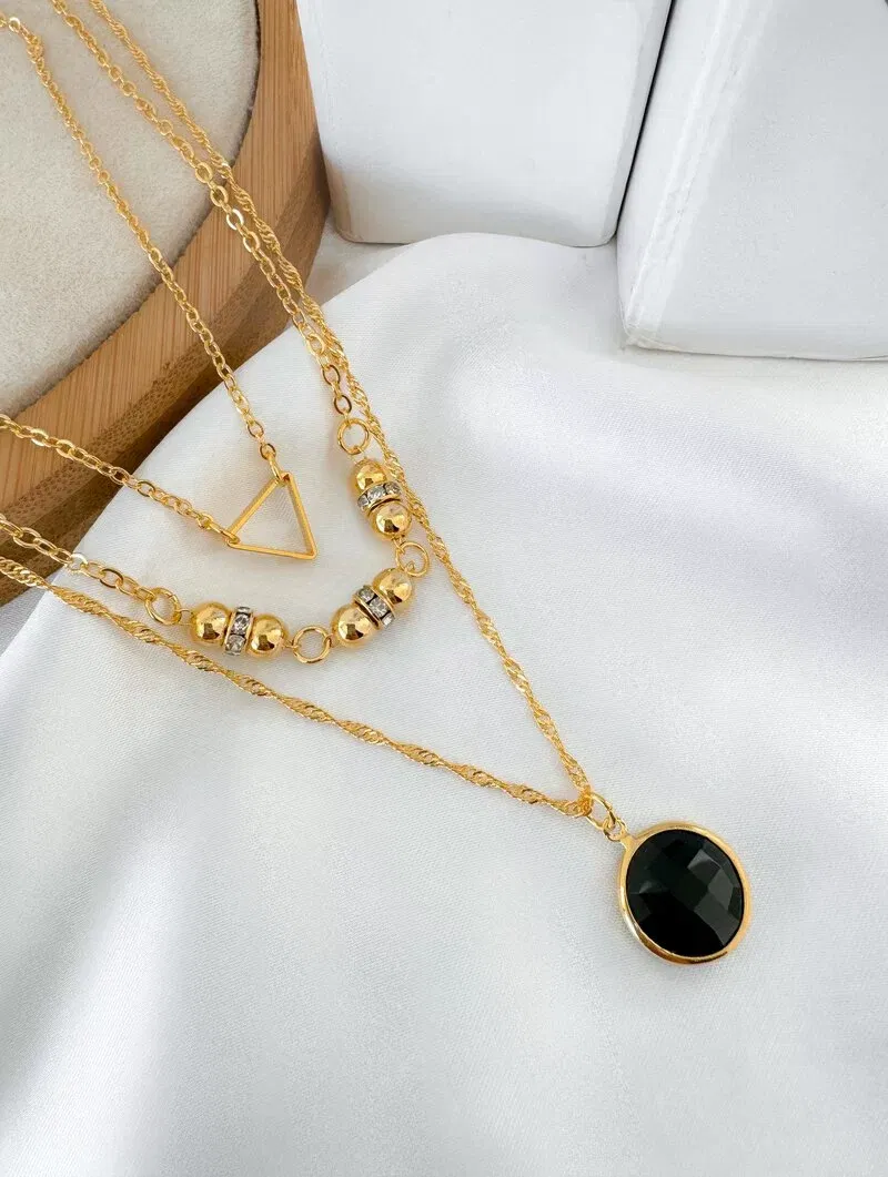 Colar Triplo Folheado a Ouro 18k Esferas Lisas e Zircônias com Pingente Preto