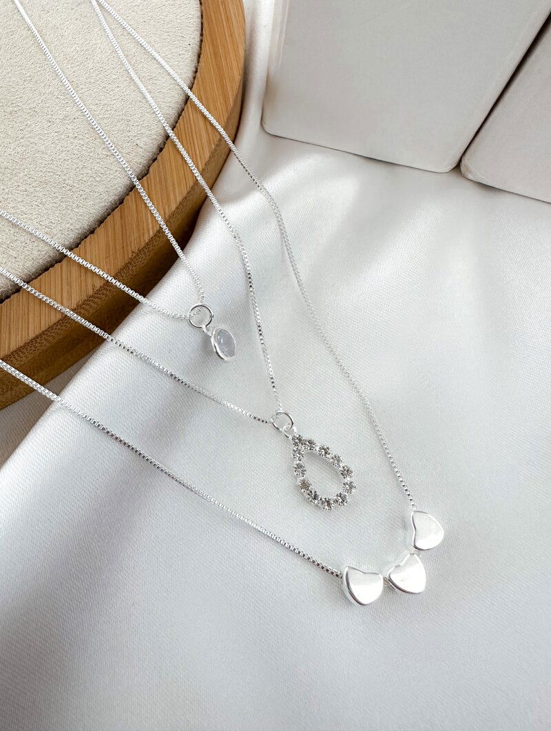 Colar Triplo Folheado a Prata 925 Gota Cravejada com Corações