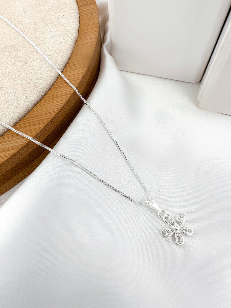 Colar veneziana com margarida cravejada com micro zircônia folheada a ouro 18k e prata 925