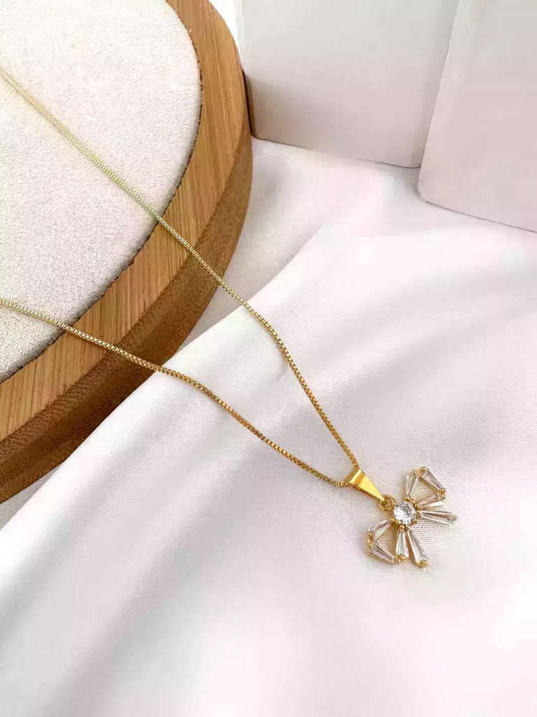 Colar veneziana com pingente de lacinho em navetes folheado a ouro 18k e prata 925.