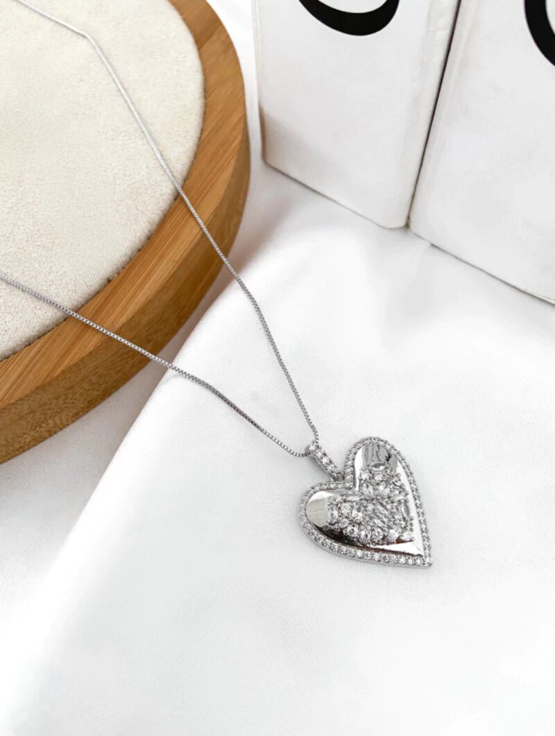 Colar veneziana folheada com pingente coração com micro zirconia.