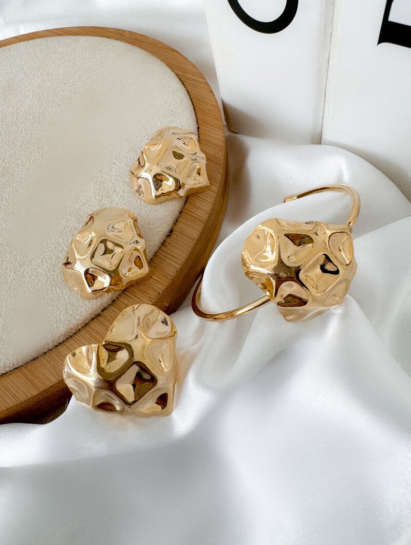 Conjunto Bracelete, Anel e Brinco Folheado a Ouro 18k Coração Martelado