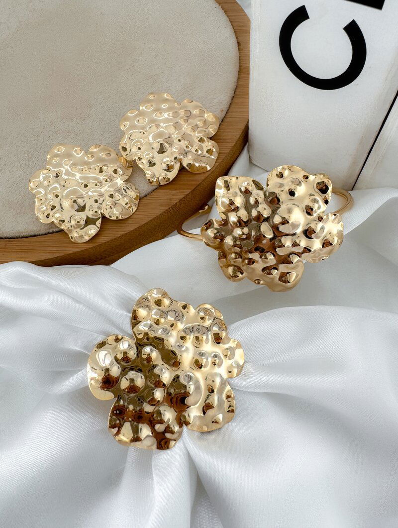 Conjunto Bracelete, Anel e Brinco Folheado a Ouro 18k Flor Martelada Texturizada