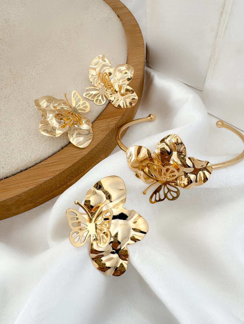 Conjunto Bracelete, Anel e Brinco Folheado a Ouro 18k Folha Martelada com Borboleta