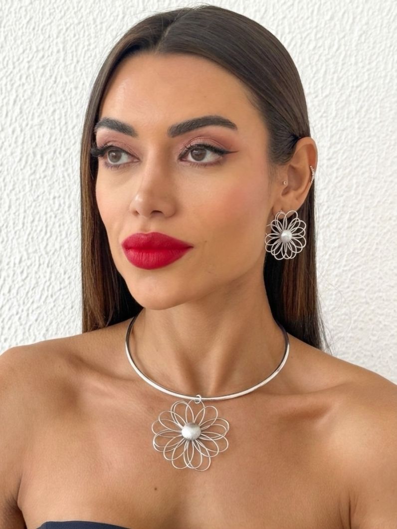 Conjunto Choker Aro e Brinco Folheado a Ouro 18k e Prata Flor Vazada e Texturizada