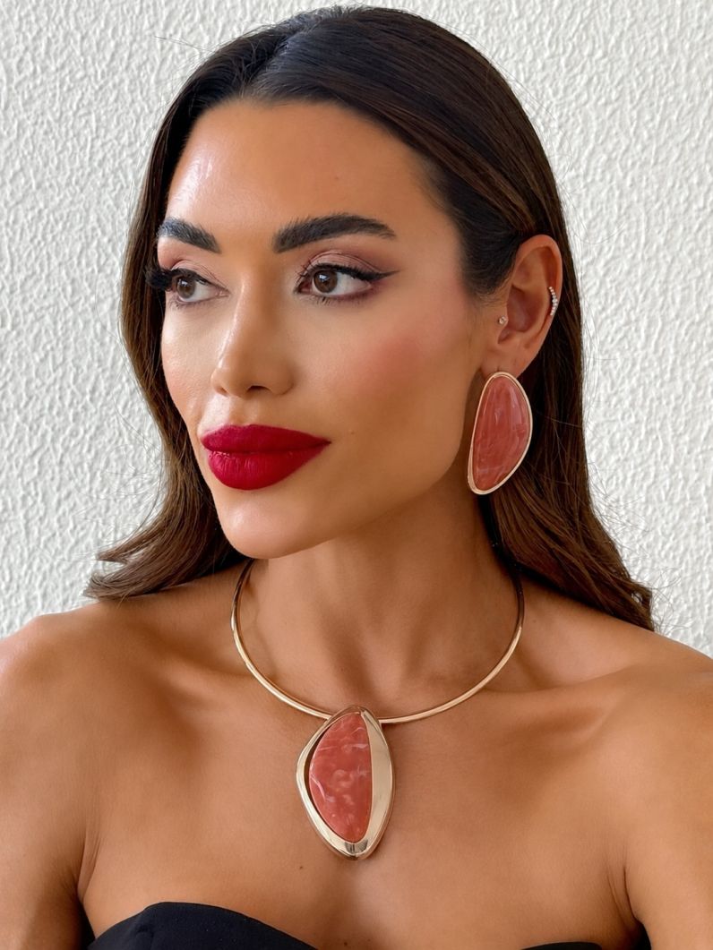 Conjunto Choker Aro e Brinco Folheado a Ouro 18k Pingente Resinado Com Borda Lisa