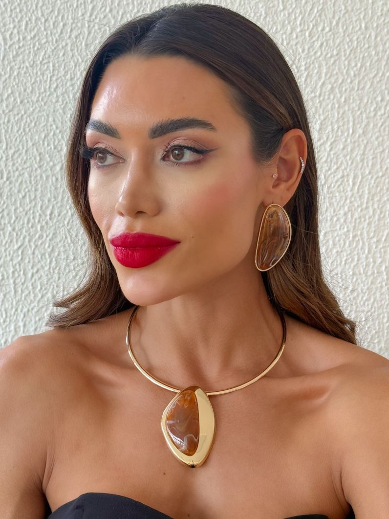 Conjunto Choker Aro e Brinco Folheado a Ouro 18k Pingente Resinado Com Borda Lisa