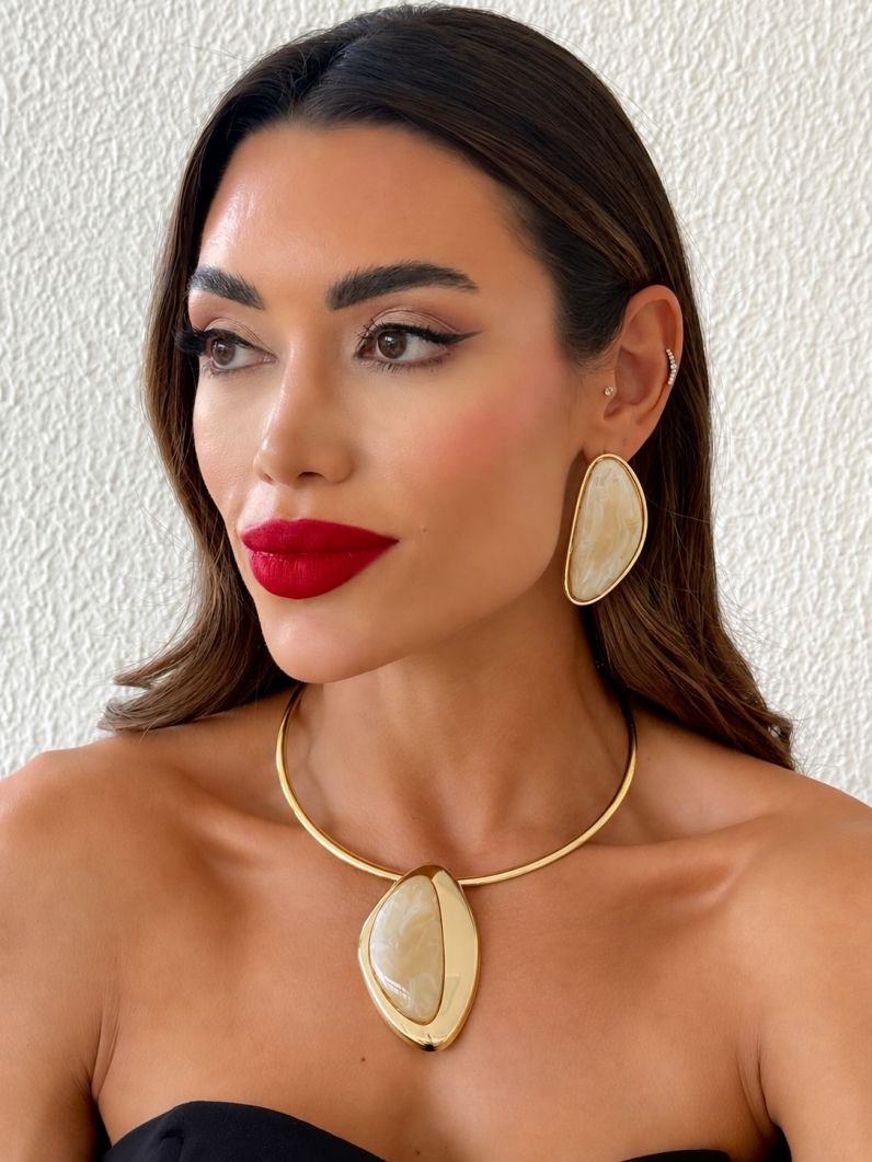 Conjunto Choker Aro e Brinco Folheado a Ouro 18k Pingente Resinado Com Borda Lisa