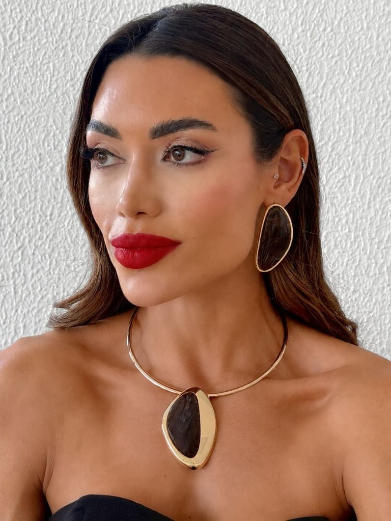 Conjunto Choker Aro e Brinco Folheado a Ouro 18k Pingente Resinado Com Borda Lisa