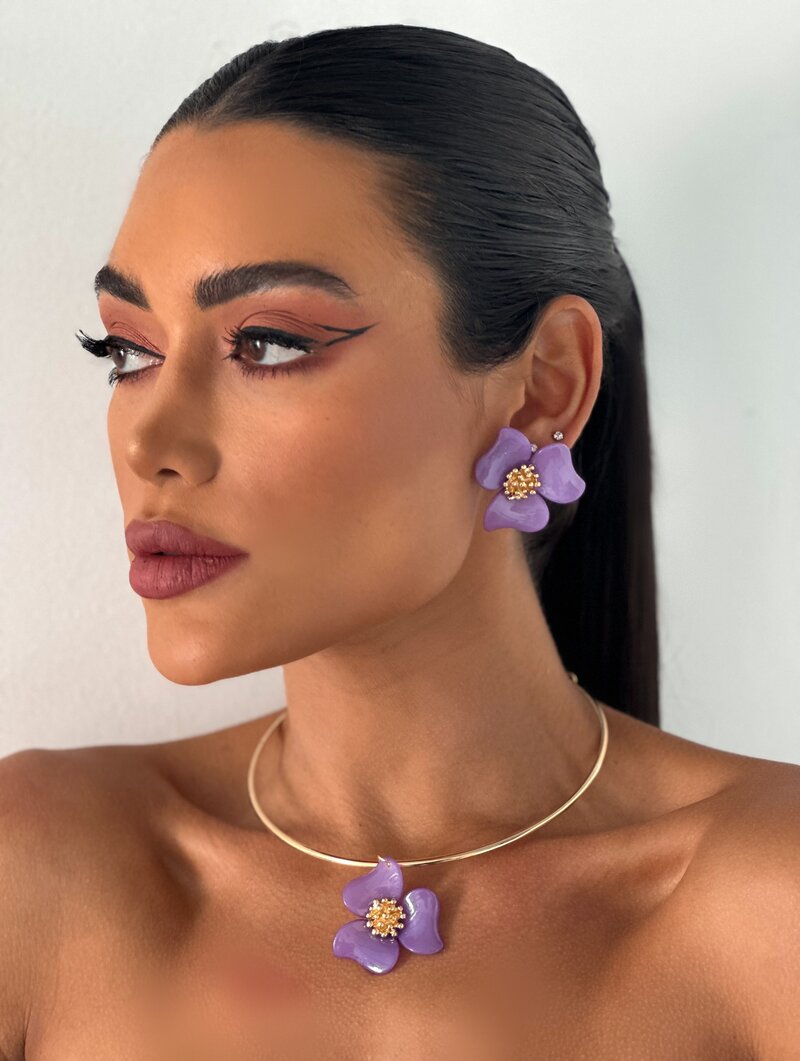 Conjunto Choker e Brinco Aro com Flor de Acrílico Três Pétalas